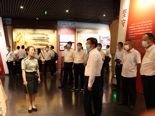“ 傳承紅色基因，學(xué)習(xí)時代楷模，講好中國故事”——甘肅演藝集團機關(guān)黨支部聯(lián)合演出公司、舞美中心黨支部赴古浪開展主題黨日活動