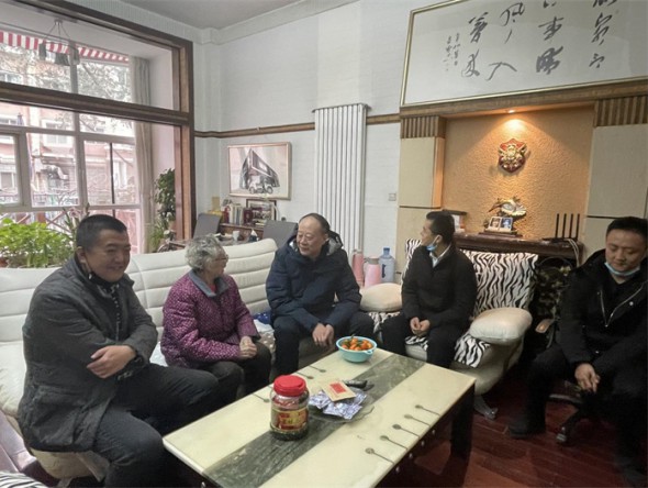 甘肅演藝集團(tuán)領(lǐng)導(dǎo)走訪慰問(wèn)退休老干部、老黨員和困難職工