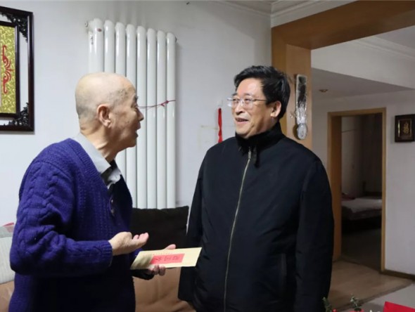 甘肅演藝集團(tuán)黨委書(shū)記、董事長(zhǎng)陳其銀一行赴敦煌藝術(shù)團(tuán)開(kāi)展春節(jié)前慰問(wèn)困難職工活動(dòng)