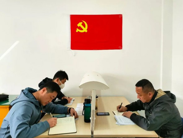 弘揚(yáng)勞模精神，用青春力量點(diǎn)燃?jí)粝?，匠心鑄就輝煌未來(lái)