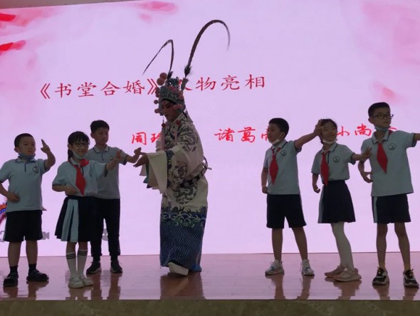 甘肅演藝集團(tuán)話劇院聯(lián)合甘肅演藝集團(tuán)秦腔藝術(shù)劇院在一只船小學(xué)開(kāi)展戲曲進(jìn)校園活動(dòng)