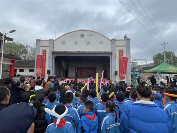“三抓三促”行動(dòng)進(jìn)行時(shí)——甘肅演藝集團(tuán)敦煌藝術(shù)團(tuán)在隴南開(kāi)展省級(jí)政府購(gòu)買(mǎi)惠民演出活動(dòng)